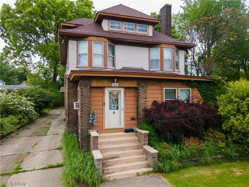 Large 4/5 bedroom-3 bath home in great location! Enjoy the close proximity to shopping, restaurants, concerts, the Gorge Metro Park and more!! Property is Zoned R-5 / multi family with 3 parcels.... including one vacant lot.
Spacious rooms throughout. 1st floor laundry, sunroom & fireplaced Living room.
8 car detached garage.... perfect for the car enthusiast or contractor.
This home has endless possibilities! Call today for your private viewing!