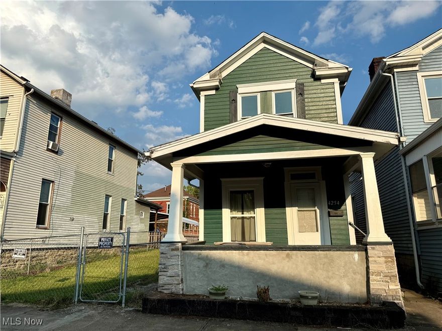 2 BR, 1 BA home on double lot with fully fenced yard. Decorative fireplace in living room, hardwood floors in dining room. Convenient Bellaire location close to local amenities. Call today to schedule a showing!