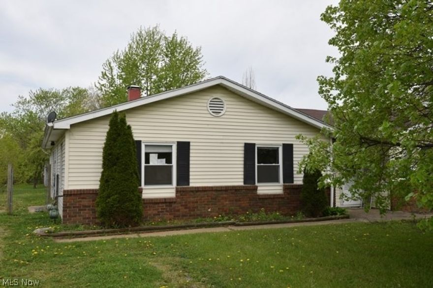 3 bed, 1 bath Condo in the Brugman subdivision offers 3 bed, 1 bath, with just under 1125 square feet of living space, and a garage. Located in close proximity to restaurants, shopping, and more. Come check it out and make an offer!