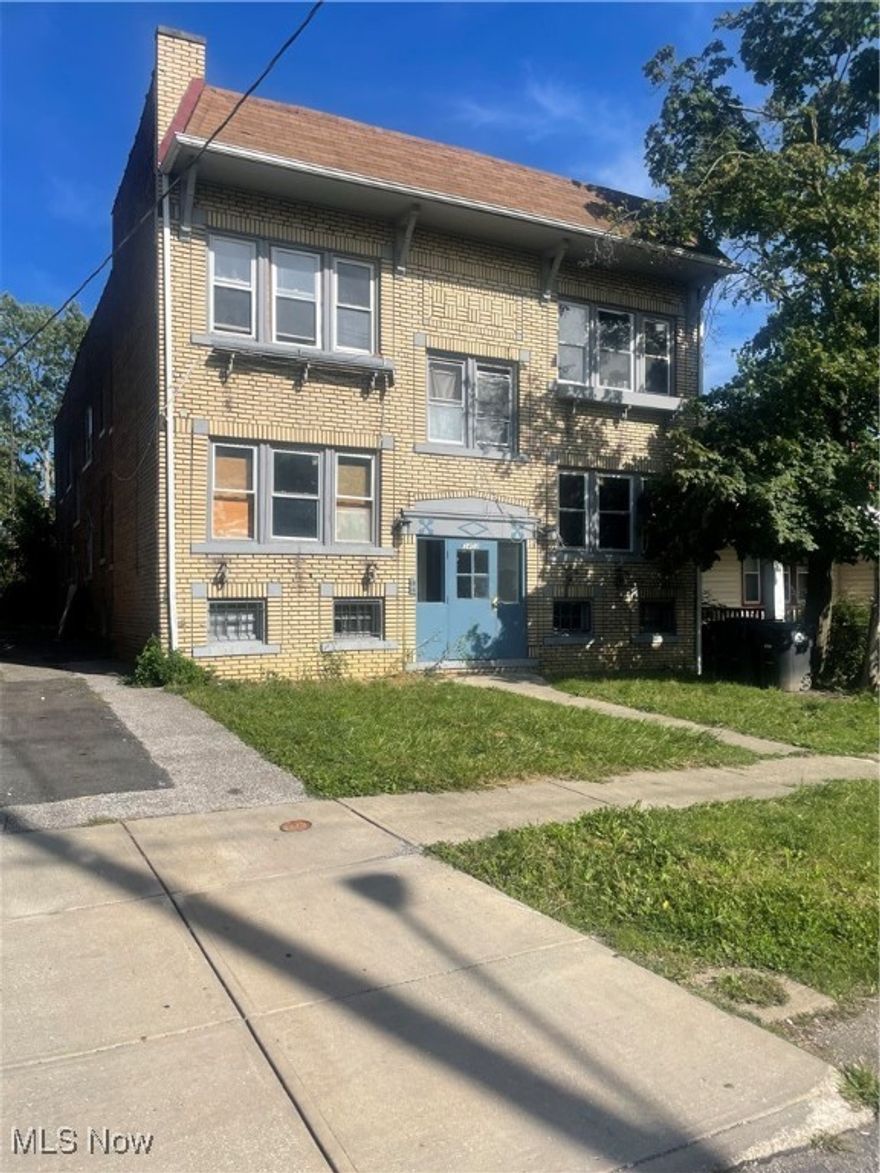 Well maintained 6 unit apartment building all units vacant and ready for new ownership. Ideal value add opportunity to update interiors, set market rents, and maximize cash flow. Strong rental demand in the area makes this perfect for investors seeking to add to there portfolio. Buyer must do there own due diligence, This property will be sold "as is"