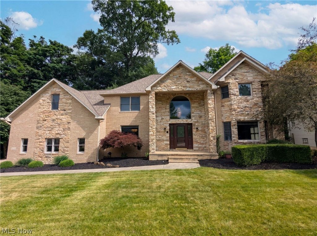 Photo of 7550 James Drive, North Royalton, OH 44133 (MLS # 5218653)