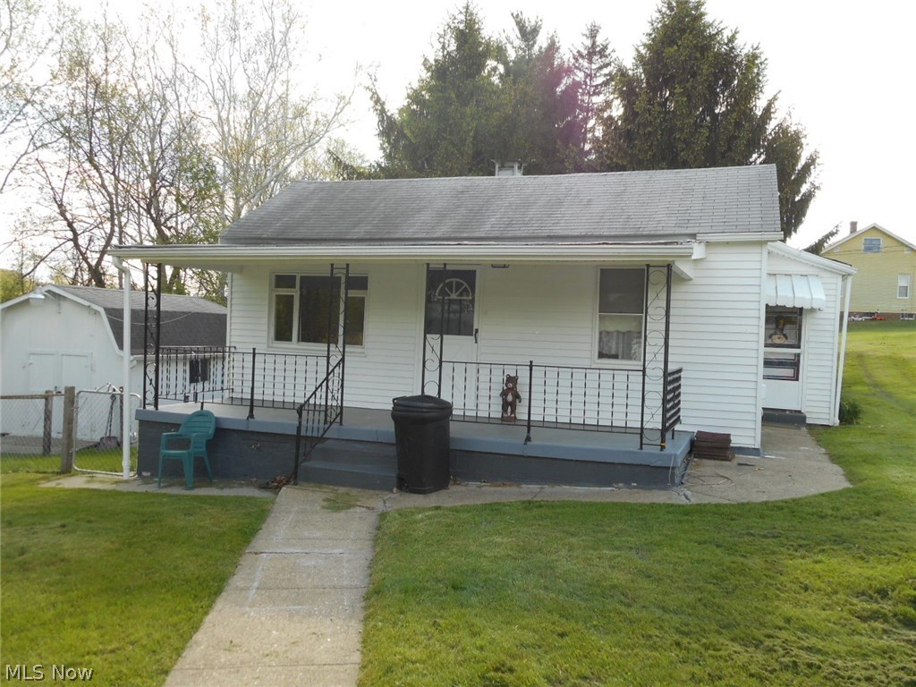 Well maintained home in a quiet neighborhood, affordable utilities in the cute neat home. room in the basement for that workshop. updated kitchen and flooring. Move in condition.
