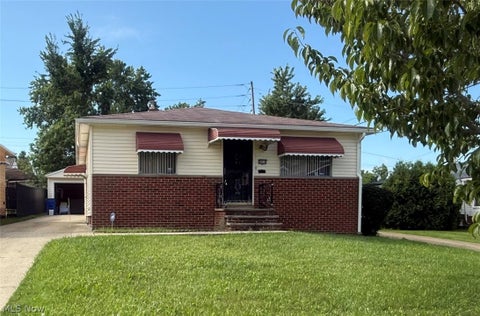 Photo of 16710 Dynes Avenue, Cleveland, OH 44128 (MLS # 5245297)
