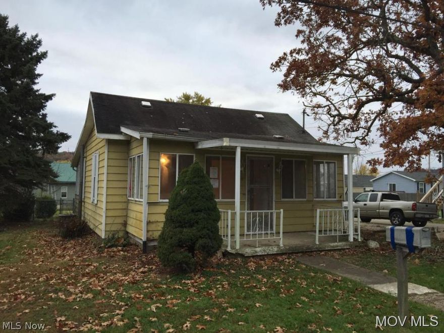 This single level home fts. a large foyer/sitting room. 1st floor laundry. 2 stall garage and alley access.  Elem: Martin Elementary School  Elem/Bus: N  JrHigh: Edison Jr. High School  JrHigh/Bus: N  High: Parkersburg South High  High/Bus: N  Fire: CIT  Police: CTY  ;SQFT=Fin Above:776, Fin Total:776, Unfin Above:0;GAR= 2 Car Det