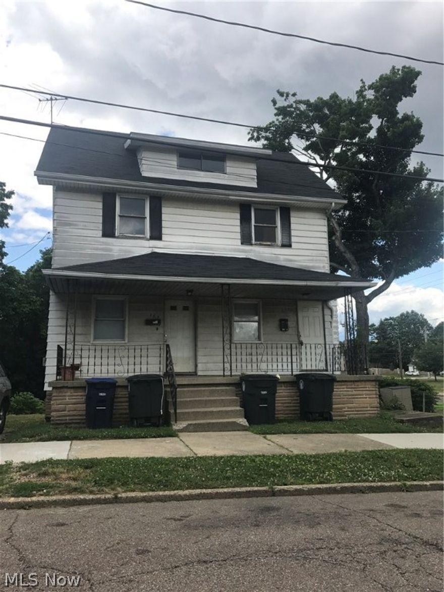 Up and down duplex for sale, needs a little work.  Separate gas and electric meters!  First floor is occupied at $560 per month.  Great investment opportunity for less than $10k per unit!!
Second floor unit is vacant and needs made ready for tenant.