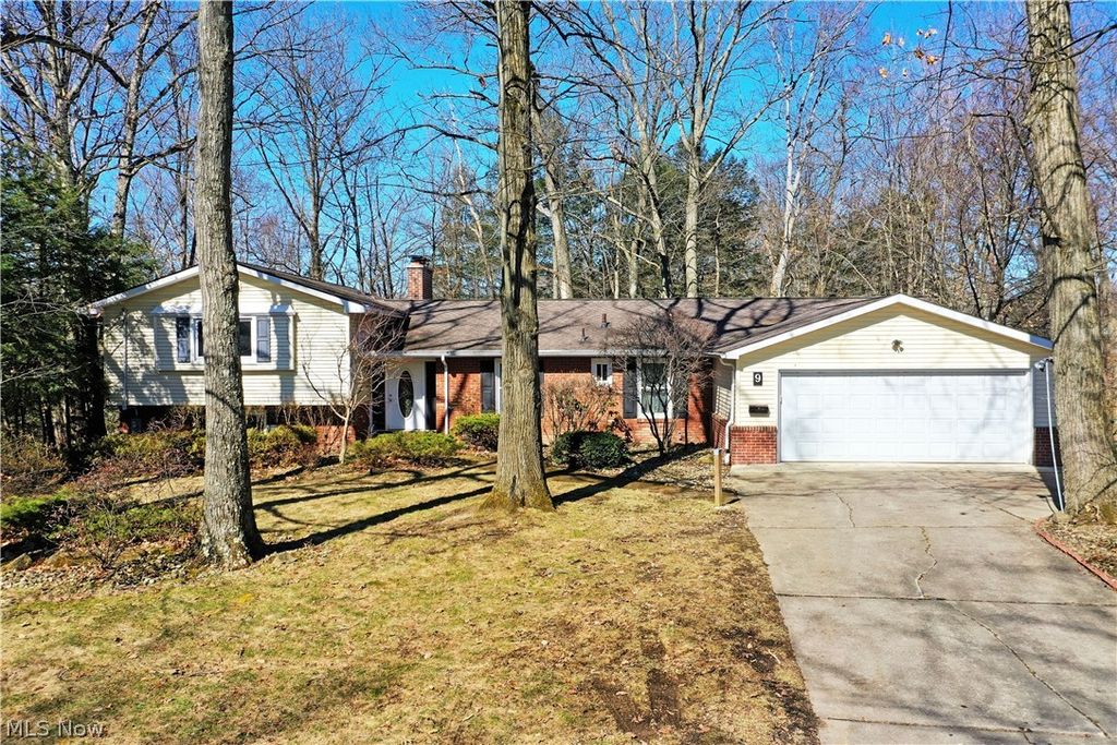 Photo of 9 Hillside Drive, Girard, OH 44420 (MLS # 5190772)
