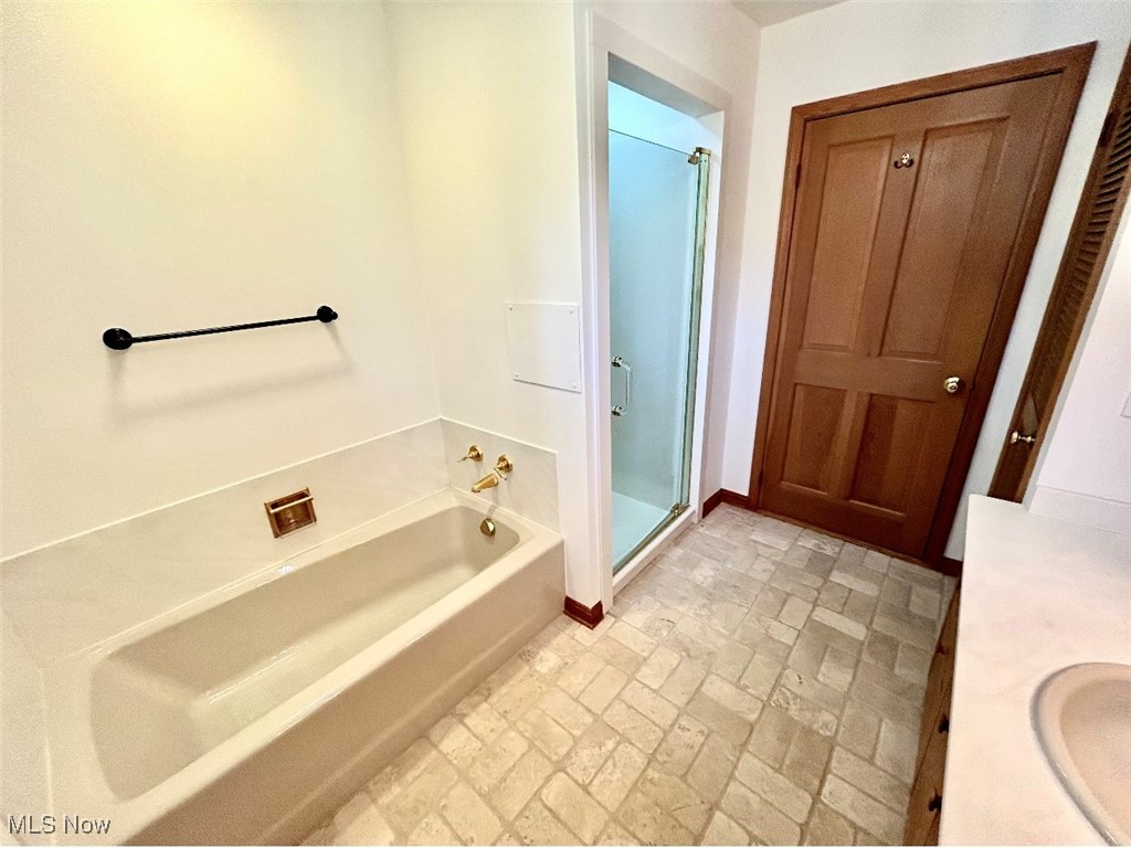 Gates Mills, Ohio 44040, United States, 4 Bedrooms Bedrooms, ,3 BathroomsBathrooms,Residential,Active,93982