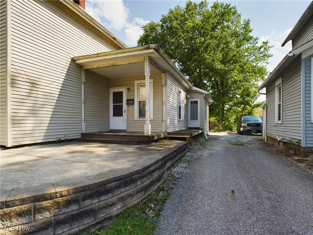 Single family home for sale, currently used as an investment property for off-campus student housing near the
University of Akron. It is currently leased through July 31, 2026. Tenants are currently paying $2375 monthly with utilities capped at $75 per utility. The home has 5 bedrooms, 1.5 bathrooms, laundry hookups in the basement, and a garage. Features include central heat and air conditioning, newer vinyl windows, ceiling fans throughout, an eat-in kitchen, and a covered front porch. The property offers additional off-street parking and is located on a deadend street with minimal traffic. Seller will consider a package deal when sold with 314 Sterling Ct., 324 Sterling Ct., and 427 Allyn St.