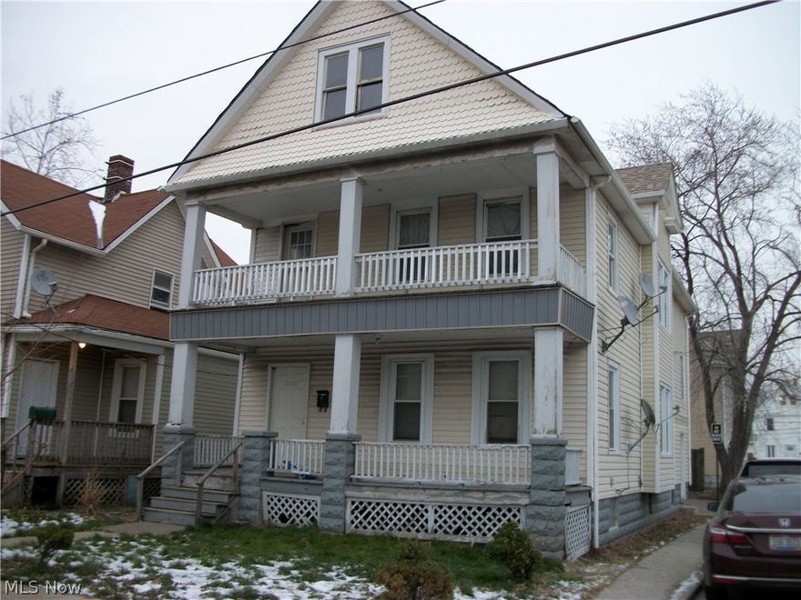 WALK TO METRO HOSPITAL!!!NEWER REPLACEMENT WINDOWS(EXCEPT FOR 3)ROOF 2 YEARS OLD. NEWER ELECTRICAL BREAKER BOXESGOOD INVESTMENT PROPERTY!!!