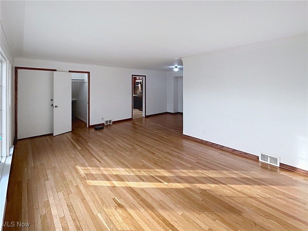 Photo of 18411 Chagrin Boulevard, Shaker Heights, OH 44122 (MLS # 5180372)