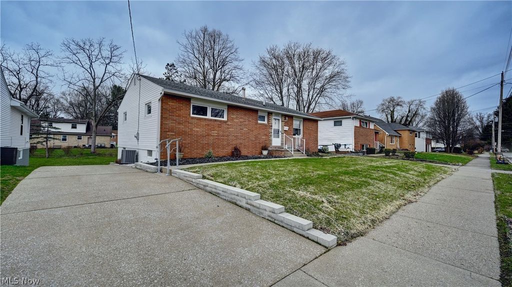 Photo of 1133 Clearmount Avenue SE, North Canton, OH 44720 (MLS # 5193400)