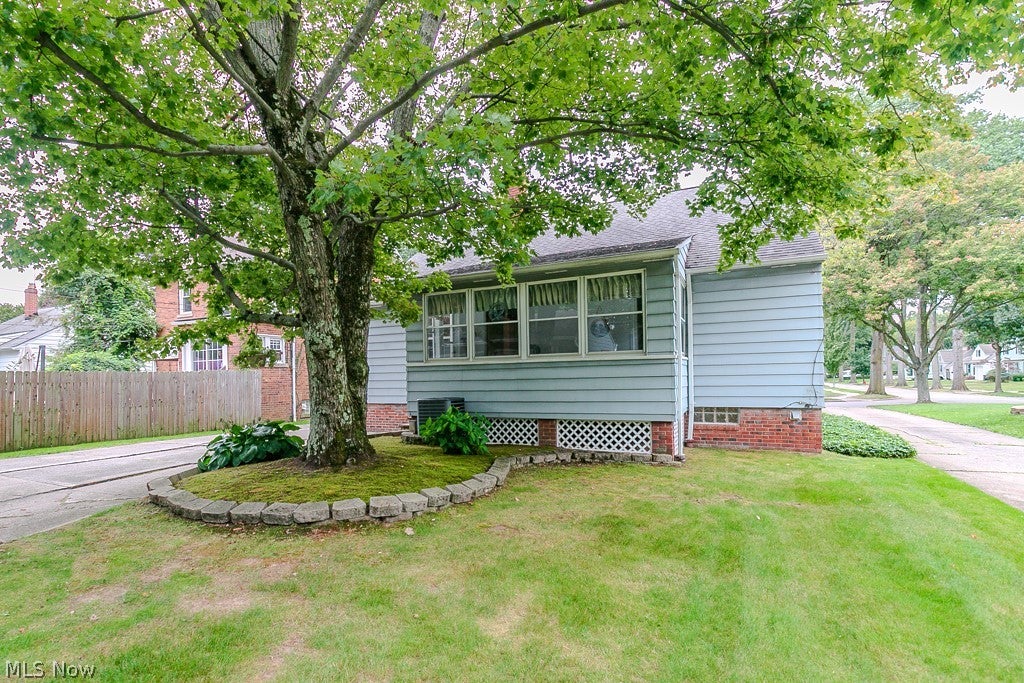891 Roland Road