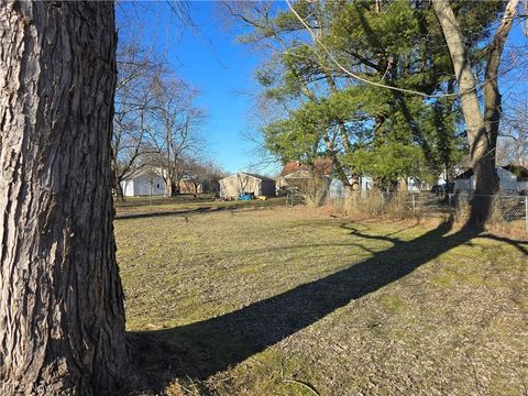 Tiny photo for 27 Grandmere Drive, Bedford, OH 44146 (MLS # 5190600)
