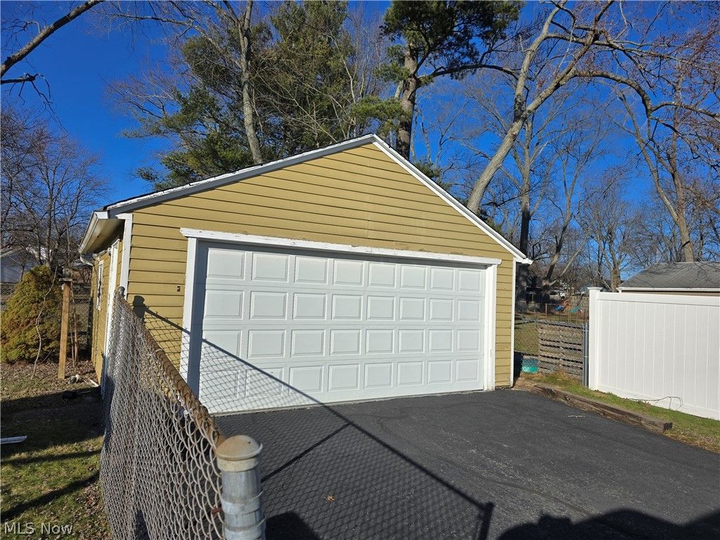 Photo of 27 Grandmere Drive, Bedford, OH 44146 (MLS # 5190600)