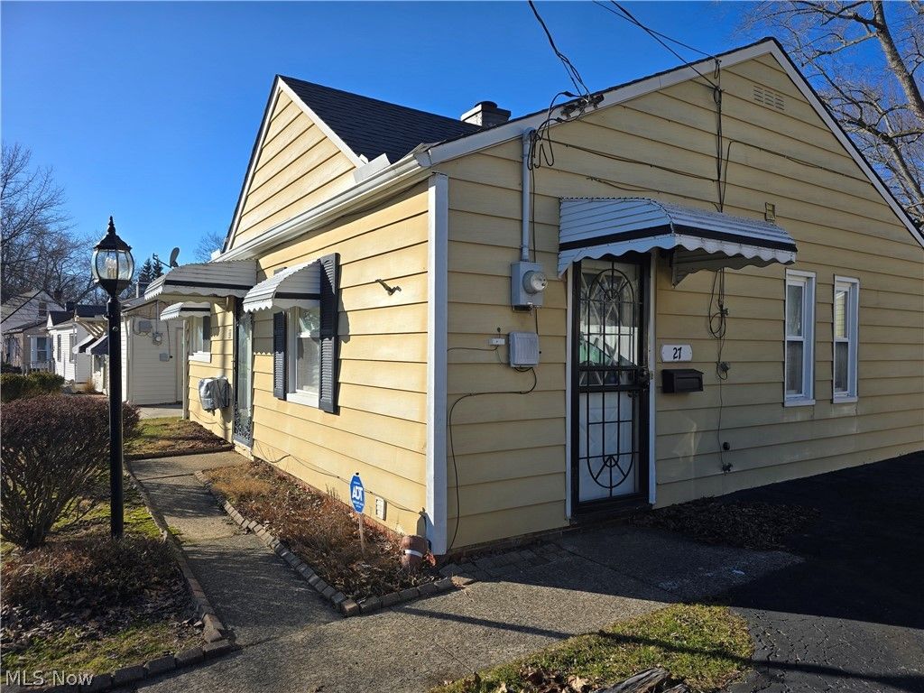 Photo of 27 Grandmere Drive, Bedford, OH 44146 (MLS # 5190600)