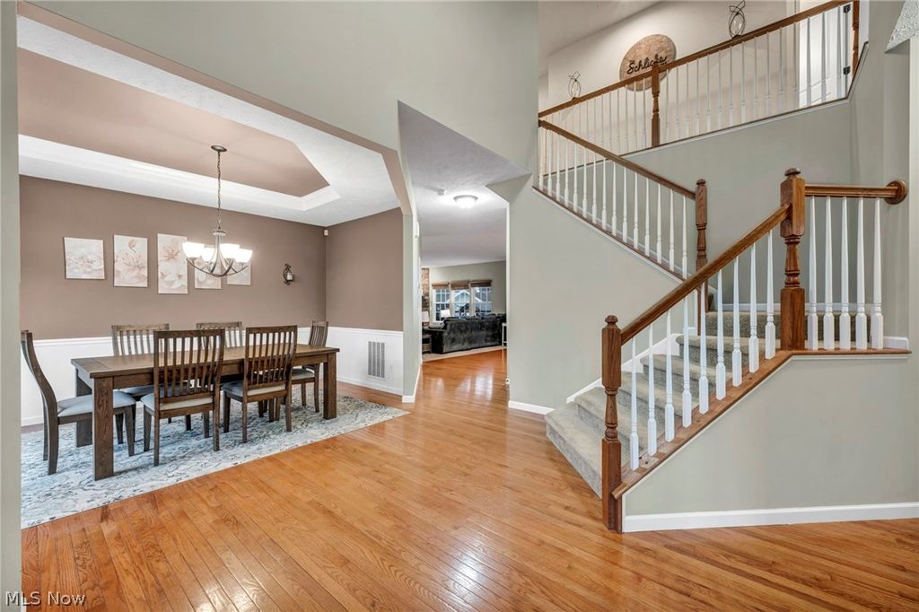 Photo of 5600 W Longridge Drive, Seven Hills, OH 44131 (MLS # 5192261)