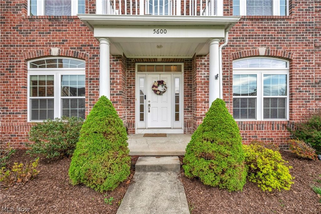 Photo of 5600 W Longridge Drive, Seven Hills, OH 44131 (MLS # 5192261)