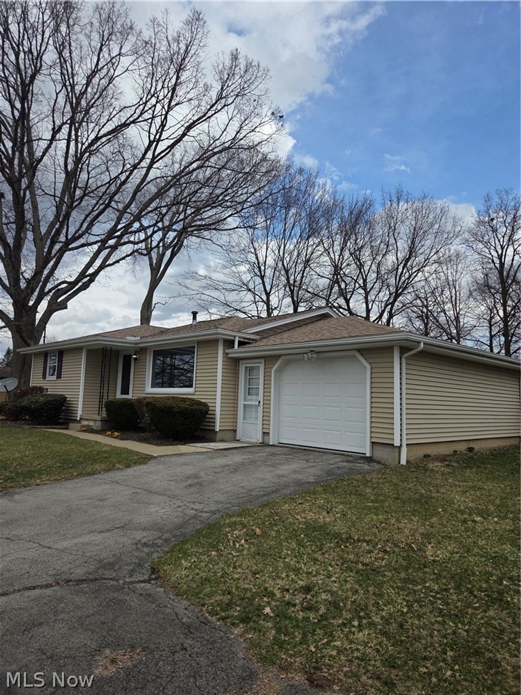 Photo of 12 Sandy Drive, New Middletown, OH 44442 (MLS # 5189622)