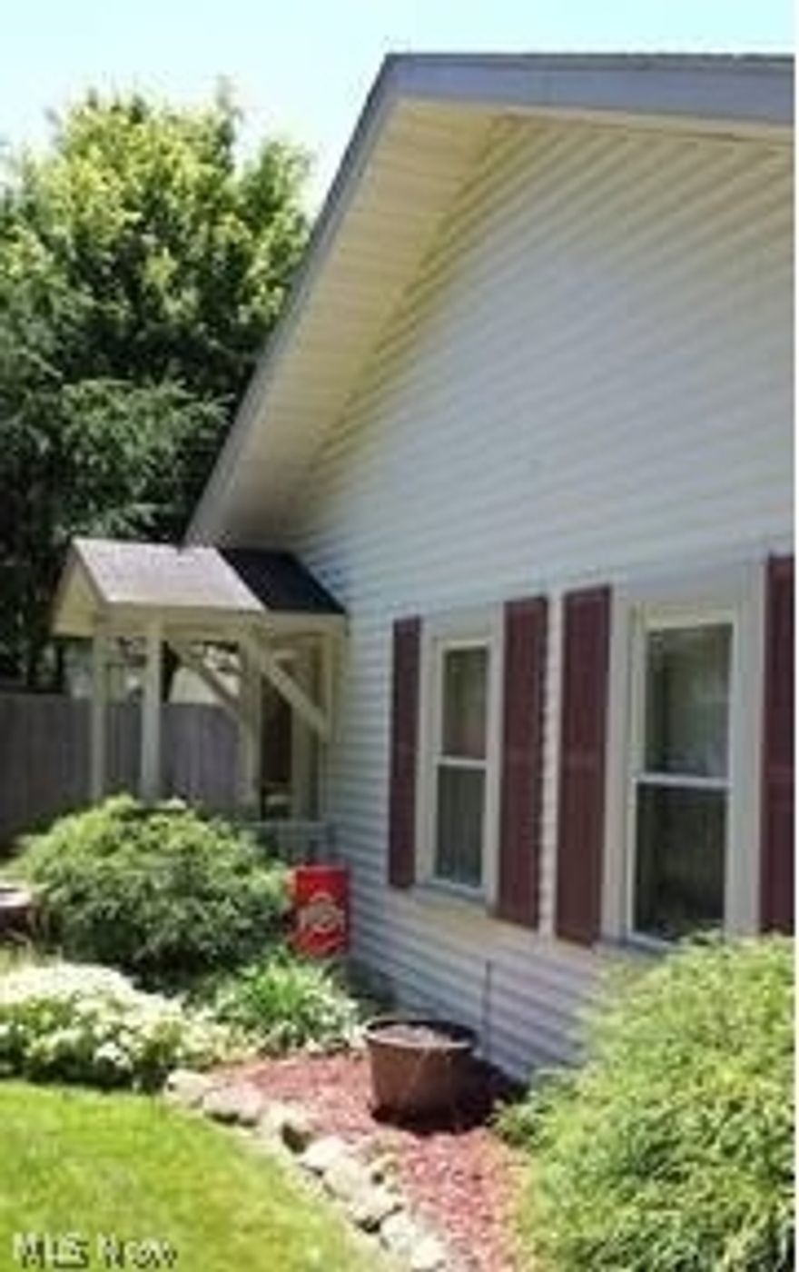 Totally remodeled contemporary Ranch. This home has a spacious kitchen fully applianced, massive Great room/ Room for Dining, HUGE 2 1/2 car garage, Vaulted Ceiling with Skylights, Extremely Private Lot with Park on two sides, NEW paint throughout, Beautiful Remodeled bathroom, Wooded Lot with Privacy fence, and gorgeous fully equipped Deck. This Falls home has it all !