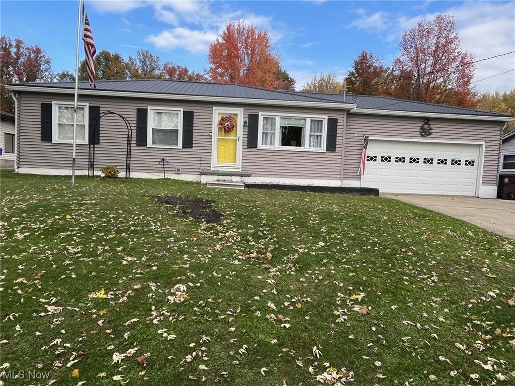 Photo of 4041 Fairlawn Heights Drive SE, Warren, OH 44484 (MLS # 5169144)