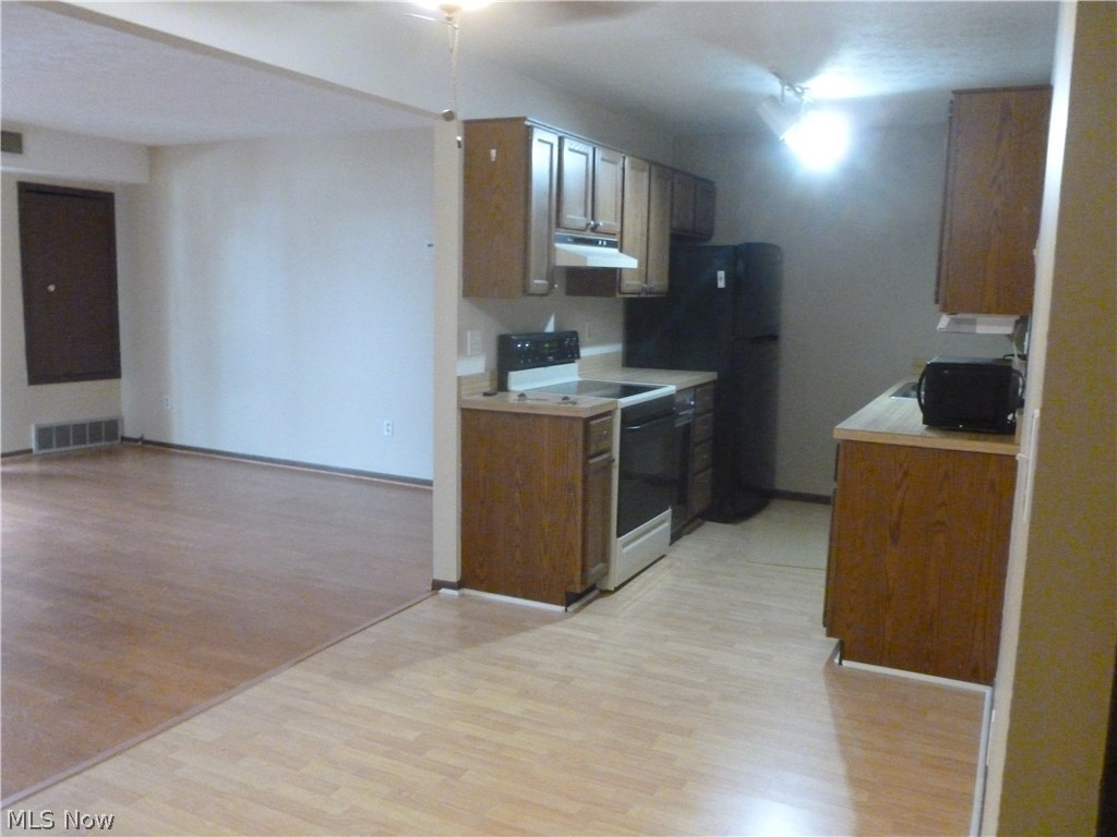 Cedarwood Village Condo 03 - Residential Lease