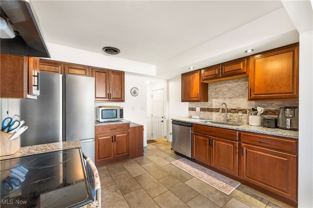 34875 Amy Court, Eastlake, Ohio image 11
