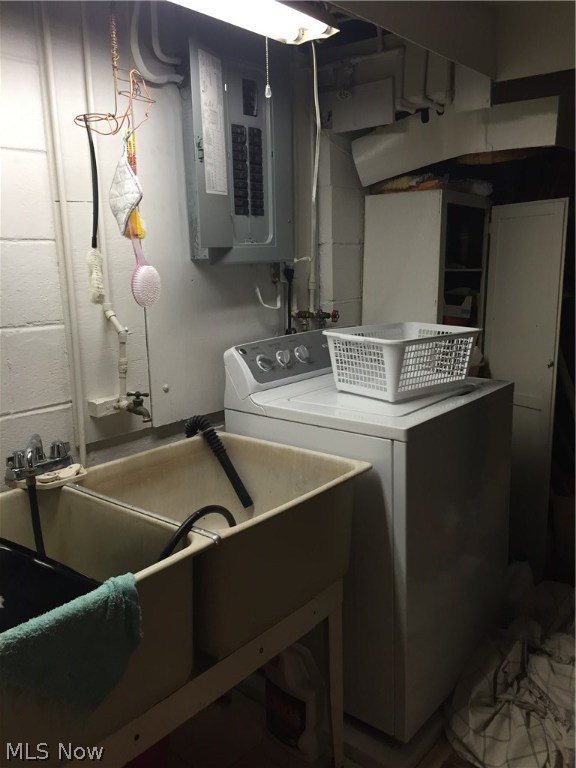 Main image without alt text