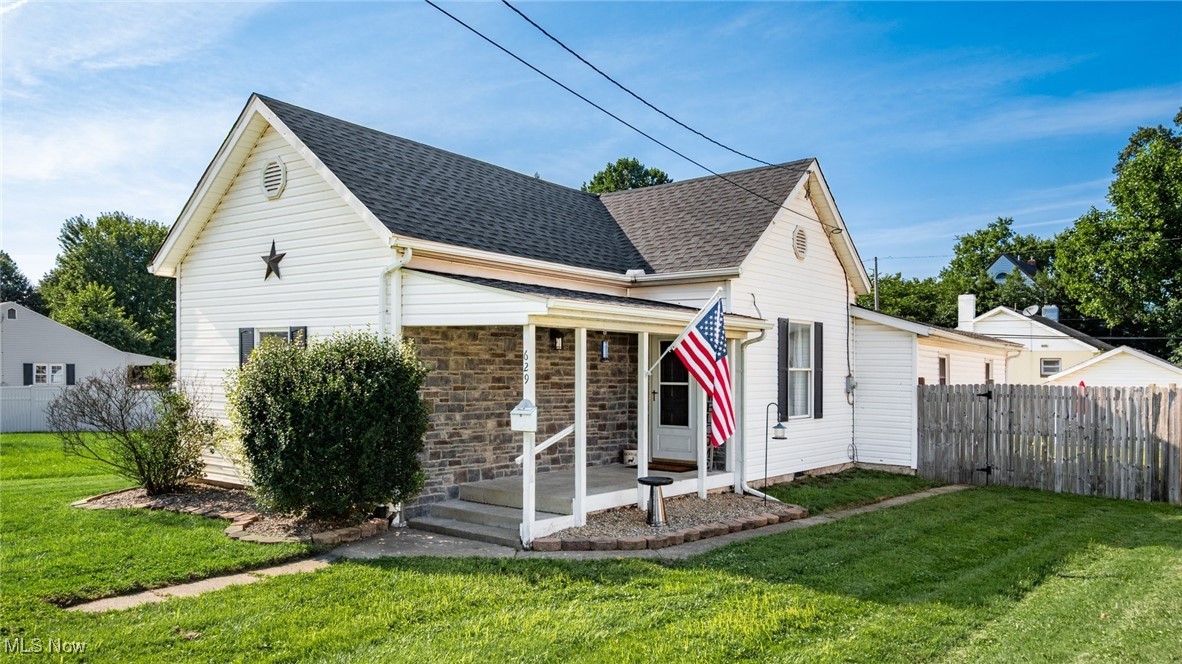 Adorable 2-bedroom home with lots of updates! New flooring thru-out and fresh paint! All dropped ceilings have been replaced with drywall. New roof, including replacing some boards. Nice sized fenced backyard. Come take a look!