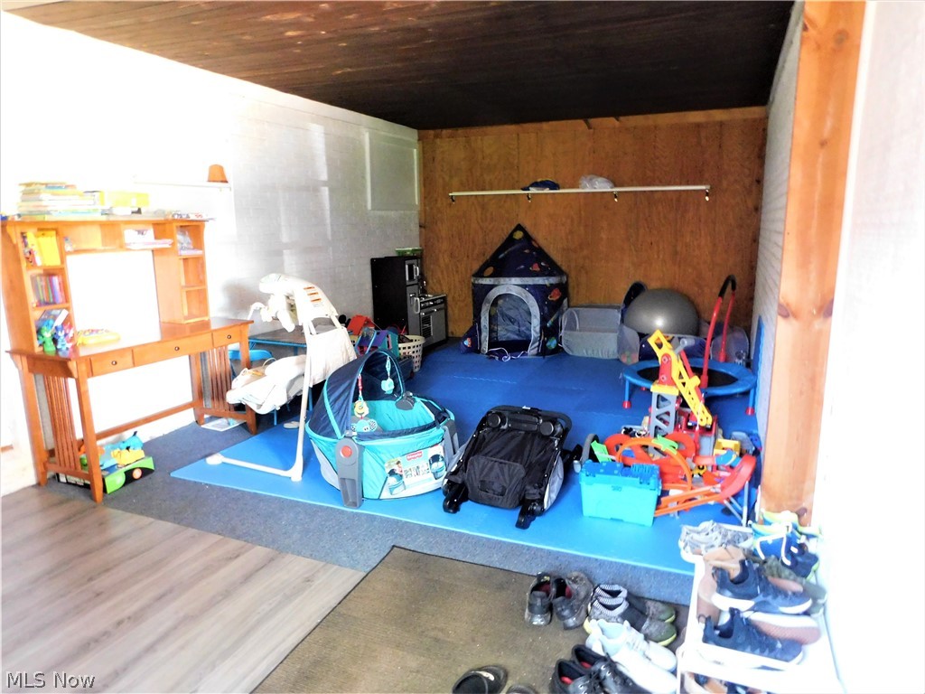 Hubbard Manor 03 - Residential