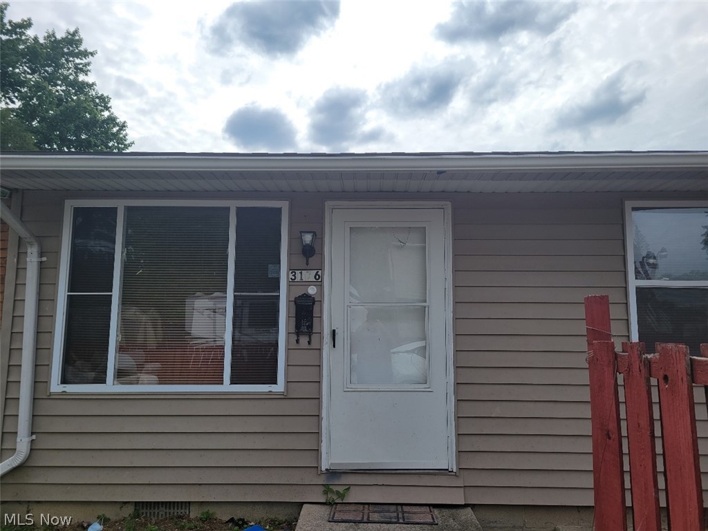 This 1 bedroom/1 bath Apartment is located in Warren. Combination living room-dining room and the kitchen has plenty cabinets. Monthly rent is $600.00. Tenant is responsible for the electric. Full deposit and first months rent is required. No smoking and no pets are permitted.