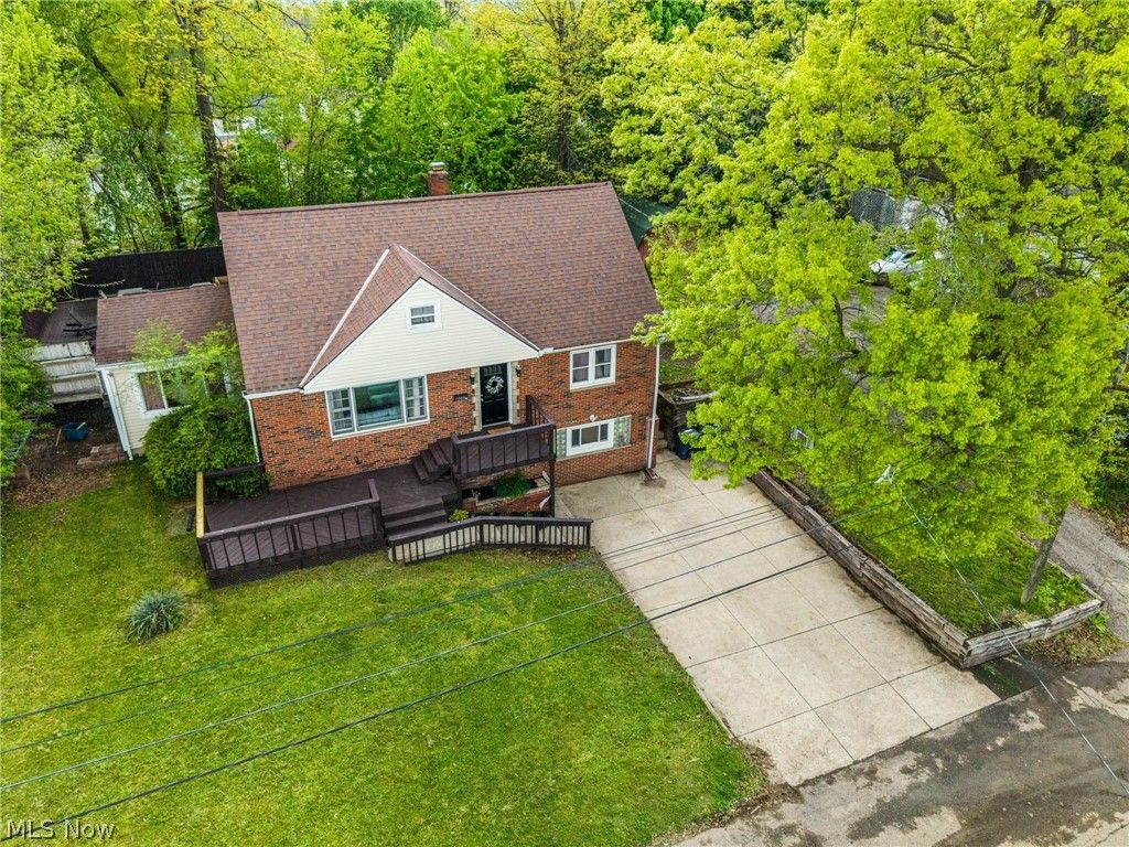 Photo of 1588 Highview Avenue, Akron, OH 44301 (MLS # 5206344)