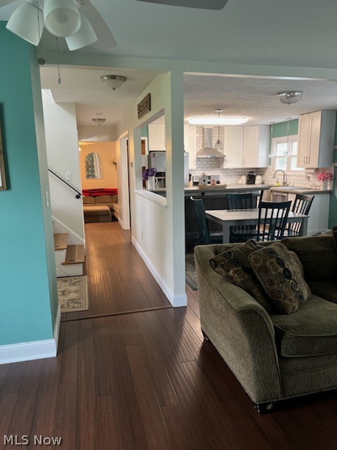 Hallmark Manor 01 - Residential