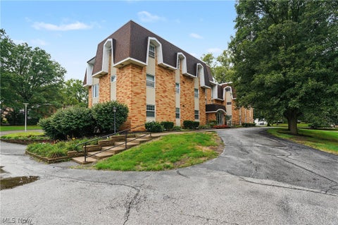 Tiny photo for 924 Memorial Parkway #104, Akron, OH 44303 (MLS # 5244738)
