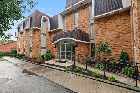 Condo For Sale - 924 Memorial Parkway #104<br/> Akron, OH 44303