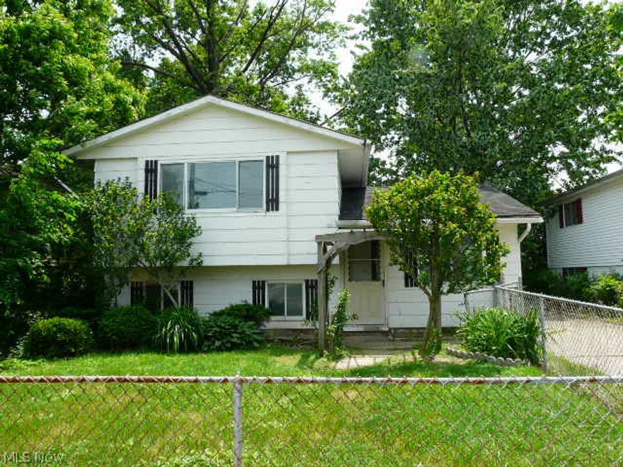 Elyria split level with 3 Bedrooms and 1. 1 bathrooms.  Great Value!   Owner Occupant bidding period through 6/21/15. Not open to investors until 6/22/15.    Case # 412-579572. HUD Owned Property - sold AS-IS, ask your agent how to submit offer. Great Value! Buyer is responsible for due diligence + inquiry of all property information/condition. Buyer is responsible for cost/completion of any/all inspections and is to assume any/all violations.