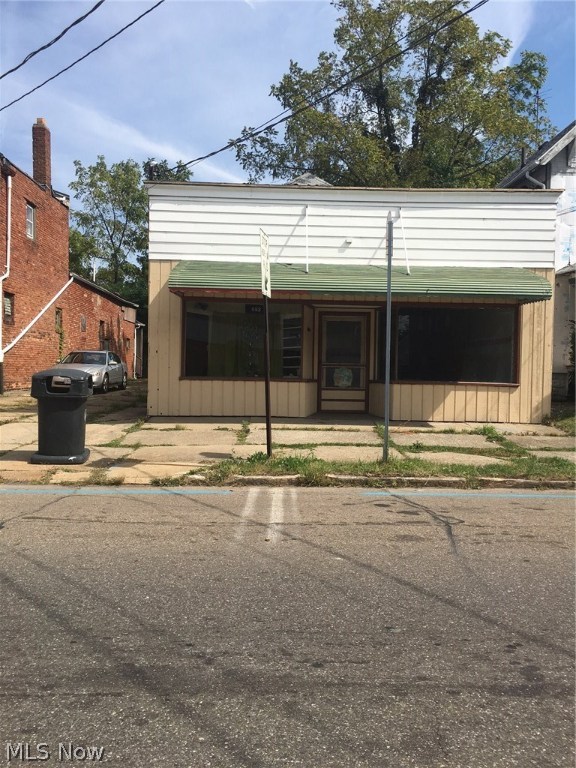 Storefront Retail space featuring a large space in front of a large four bedroom house and two baths.Freshly painted with Guarantee on roof. A small business will benefit with the busy traffic flow throughout the day. A couple miles from the University of Akron cluster. Near stores, bus line, expressway and plenty of businesses. Make this retail space a thriving business. Don't miss this deal it won't last!!!!!!!