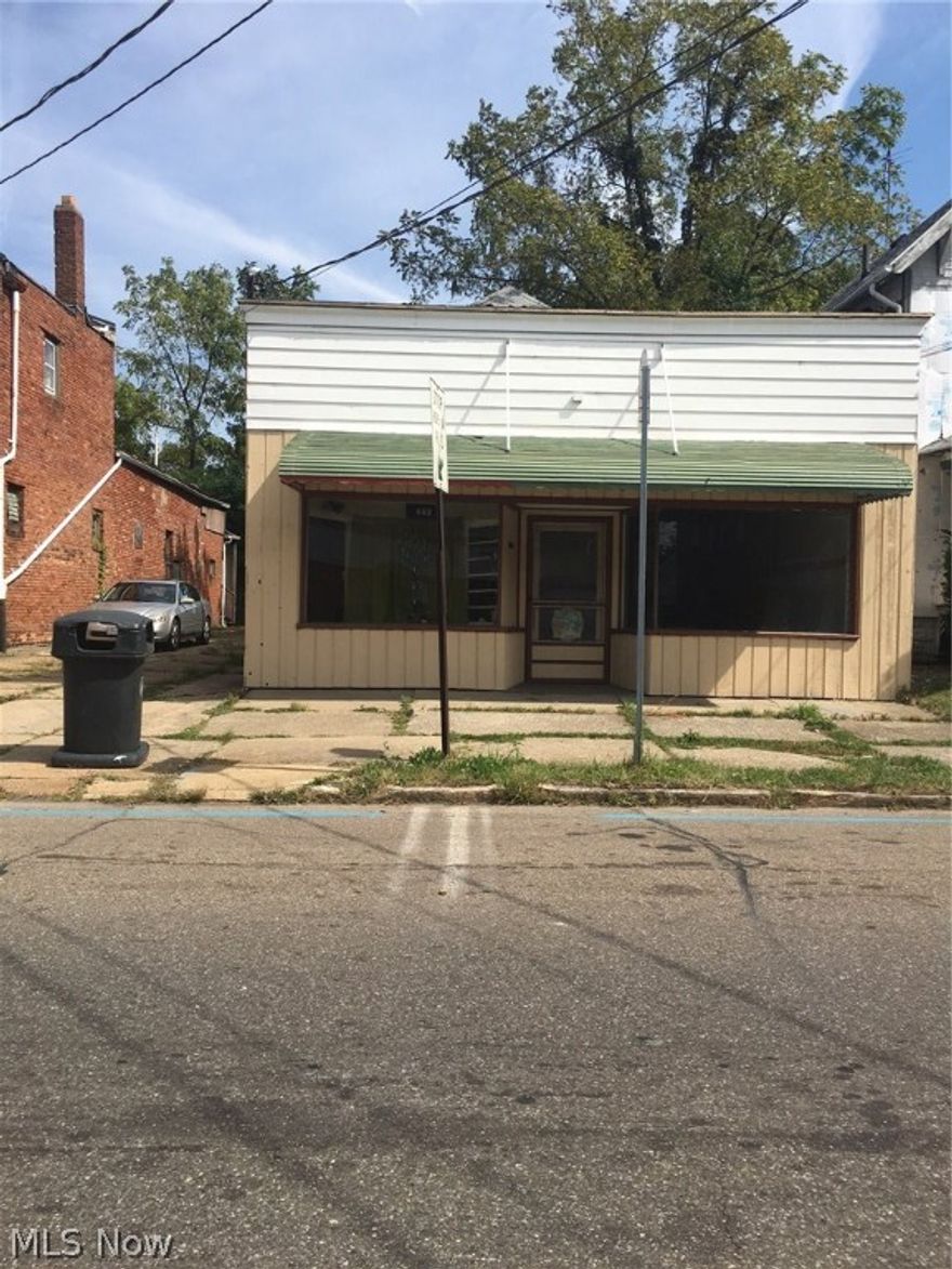 Storefront Retail space featuring a large space in front of a large four bedroom house and two baths.Freshly painted with Guarantee on roof. A small business will benefit with the busy traffic flow throughout the day. A couple miles from the University of Akron cluster. Near stores, bus line, expressway and plenty of businesses. Make this retail space a thriving business. Don't miss this deal it won't last!!!!!!!