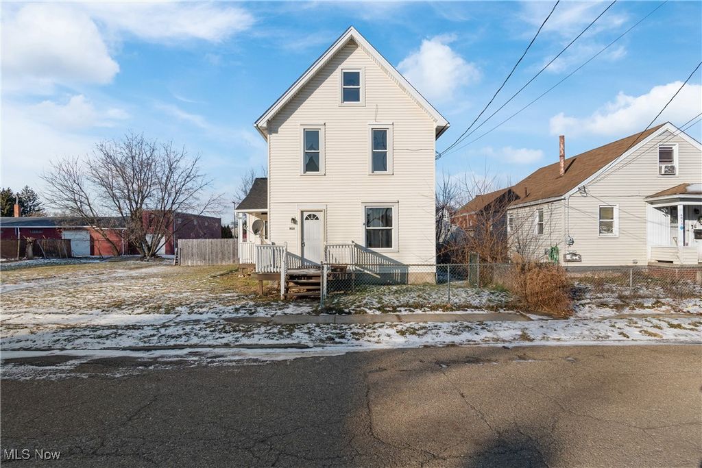 Photo of 1021 Greenfield Ave SW, Canton, OH 44706 (MLS # 5183705)