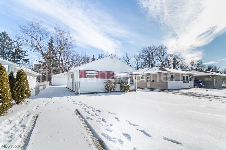 TENANTS MUST FILL OUT A APPLICATION, IF APPROVED THEN A CREDIT AND BACKGROUND CHECK WILL BE NEEDED AT A COST OF $36.00 TO GET FULLY APPROVED BY THE OWNER * CALL AGENT FOR DAY A TIME.