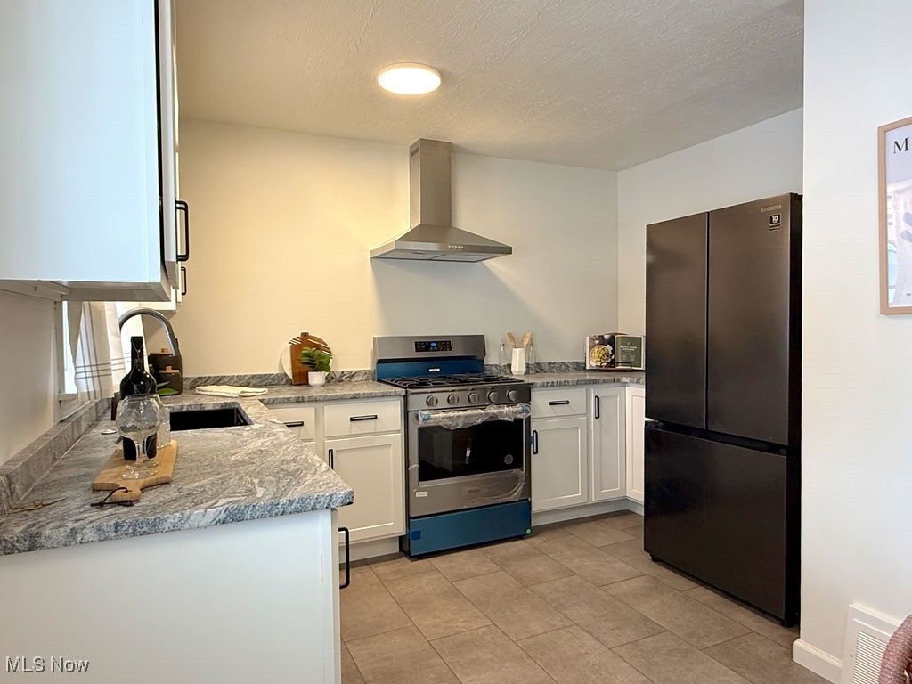 Photo of 1758 Beechwood St, Warren, OH 44483 (MLS # 5184209)