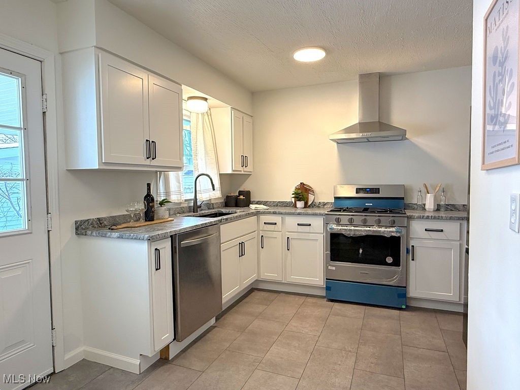 Photo of 1758 Beechwood St, Warren, OH 44483 (MLS # 5184209)