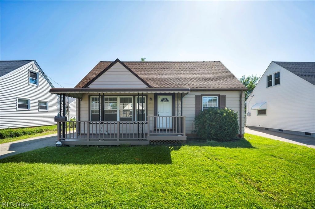Photo of 424 E 308th Street, Willowick, OH 44095 (MLS # 5214258)