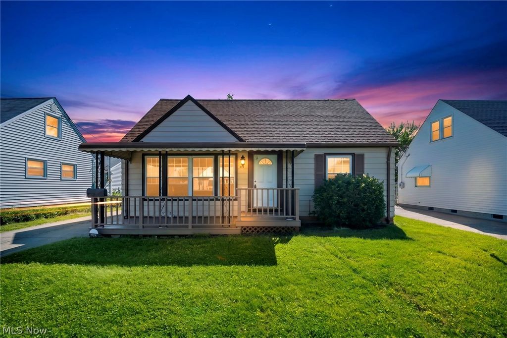 Photo of 424 E 308th Street, Willowick, OH 44095 (MLS # 5214258)