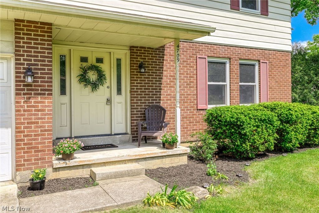 Photo of 4709 Nottingham Lane, Stow, OH 44224 (MLS # 5210664)