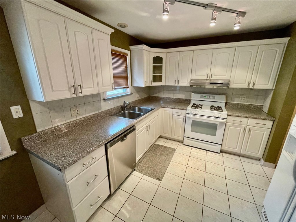 Lyndhurst Mdws 03 - Residential