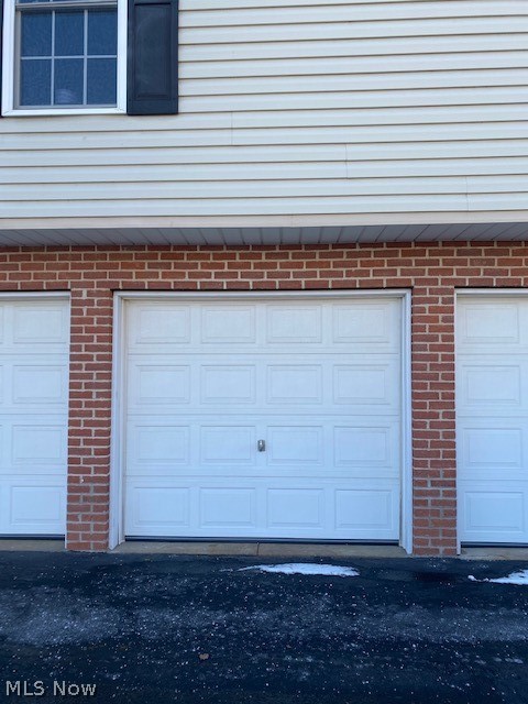 Hampton Court Highrise Condo - Residential