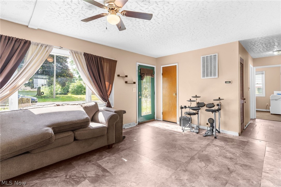 Colonial 03 - Residential