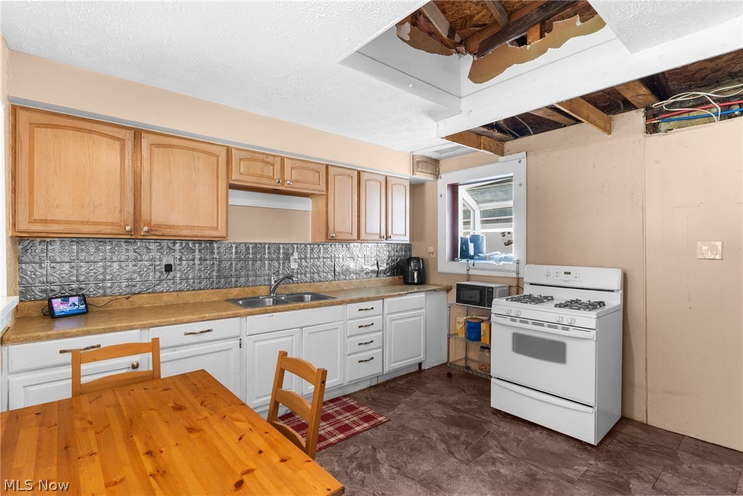 Colonial 03 - Residential