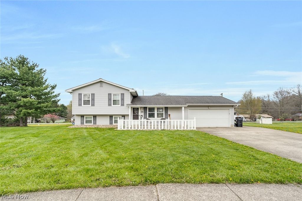 Photo of 506 Garden Valley Court, Youngstown, OH 44512 (MLS # 5200884)