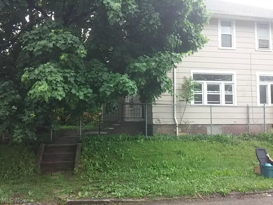 This 1250+ sq/ft duplex features 3 bedrooms, 1.5 bathrooms, a large eat-in kitchen, and a large master bedroom with 2 closets.  Lots of house for your money!!  This unit also features a full basement and attic for extra storage, and has washer and dryer hook ups in the basement.  Includes stove, frig, washer, and dryer.  Plus it has a fenced in yard and a new vinyl floor in the kitchen.